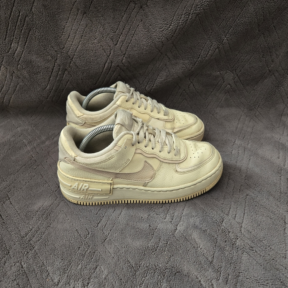 Nike Air Force 1 Low Womens Sz 7.5 Cream Athletic Casual Shoes Sneakers.